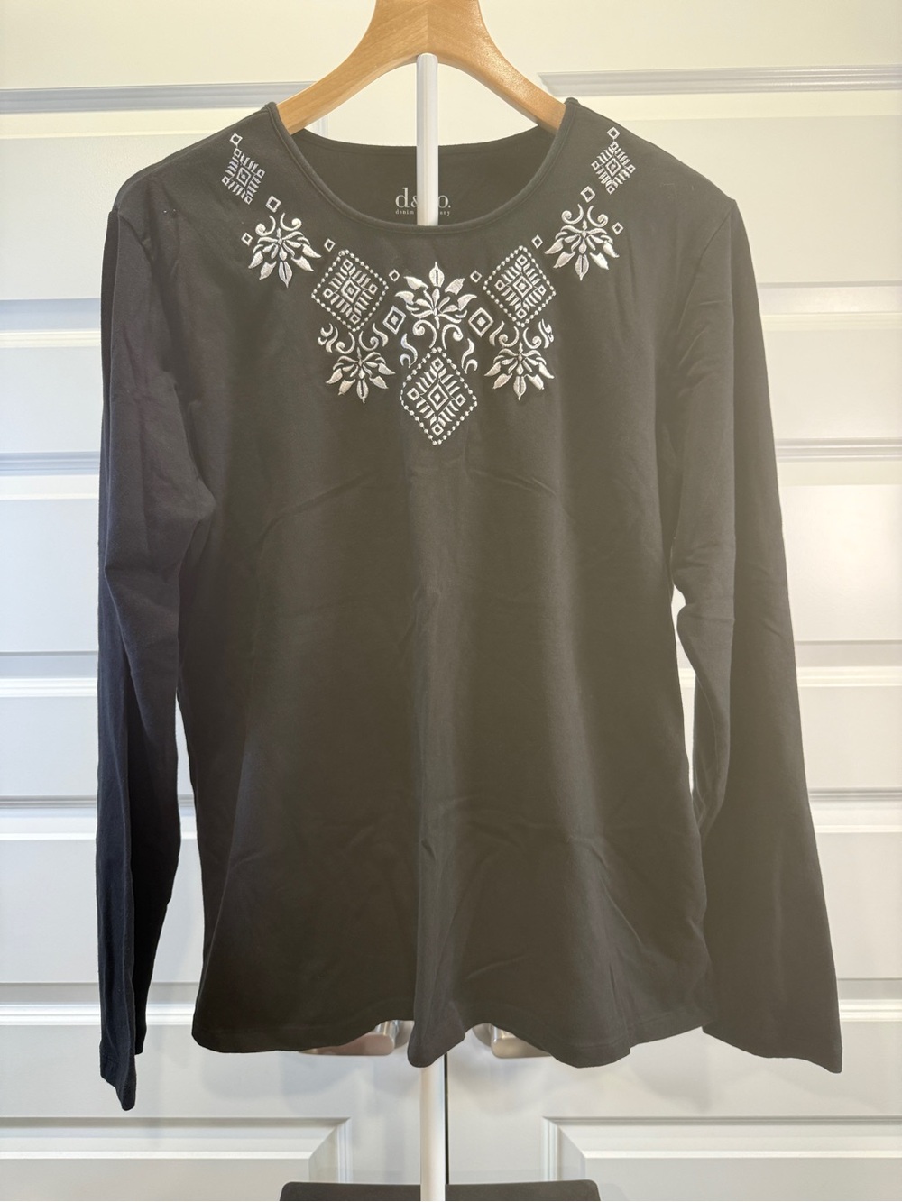 d&co Black Long-Sleeve Crewneck Top with White Embroidered Yoke